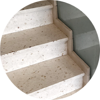 Instalación de un ascensor rehaciendo escaleras