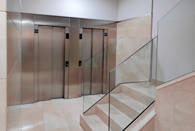 Foto mostrando una reforma de un nuevo ascensor en un edificio